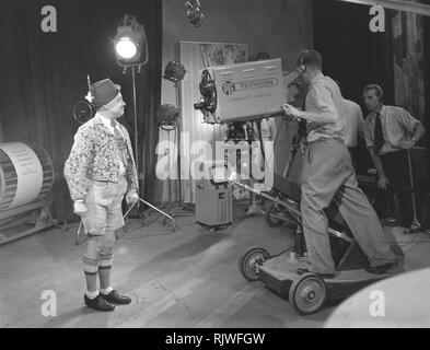 La télévision dans les années 40. Acteur Max Hansen sur la scène 1948 televison. Une émission de télévision avant de la télévision nationale et pour l'affichage sur seulement 15 plat recievers sur le magasin à proximité NK. Les médias britanniques Pye entreprise Ltd, avait déjà avec succès la nouvelle télévision medum et a été l'un des premiers fournisseurs de télévision BBC s de la technologie. Kristoffersson Photo ref 229 a-6. Banque D'Images