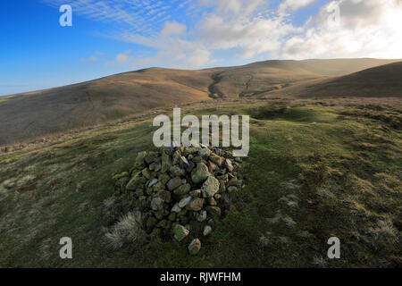 Le cairn du Sommet sur Longlands a chuté, Parc National de Lake District, Cumbria, England, UK Banque D'Images