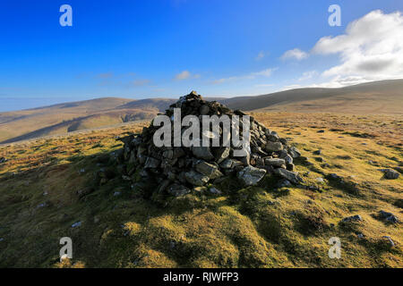 Le cairn du Sommet sur Brae est tombé, Parc National de Lake District, Cumbria, England, UK Brea est tombé est l'un des 214 Wainwright Fells. Banque D'Images