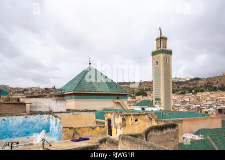 Voir d'université Al Quaraouiyine ou mosquée Al-Karaouine - la plus ancienne université du monde, situé dans la médina. Fes, Maroc Banque D'Images