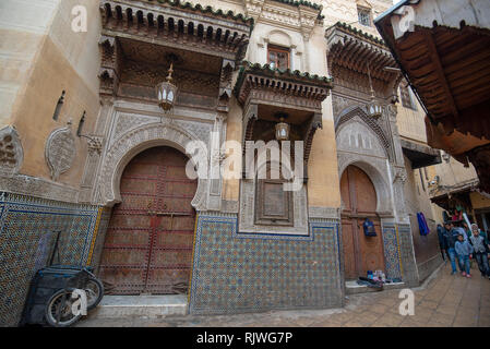 Cour intérieure de Sidi Ahmed al-Tijani mosquée Zawiya Zaouïa Tijani situé dans la médina. un complexe religieux islamique pour l'éducation. Fes, Maroc Banque D'Images