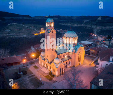 Vue nocturne de la cathédrale orthodoxe patriarcal de la Sainte Ascension de Dieu, Veliko Tarnovo, Bulgarie Banque D'Images