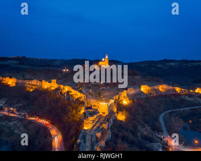 Drone Photo nocturne de la capitale de la Deuxième Empire bulgare forteresse médiévale Tsarevets, Veliko Tarnovo, Bulgarie - Image Banque D'Images