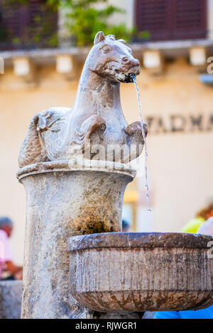 TAORMINA, ITALIE - 16 octobre 2014 : Fontaine sur la Piazza del Duomo à Taormina ville en Sicile. Fontaine baroque avec deux centaures et buste d'un ange Banque D'Images