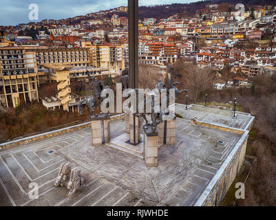 Vue aérienne du Monument de l'Assenevtci Kings à Veliko Tarnovo, Bulgarie, patrimoine national, les quatre rois bulgare Banque D'Images