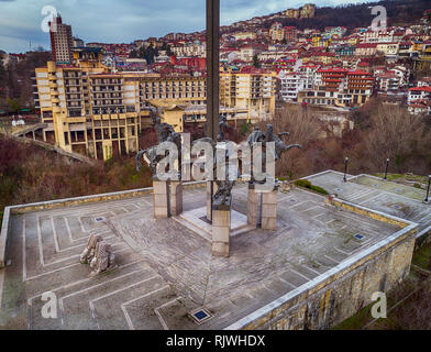 Vue aérienne du Monument de l'Assenevtci Kings à Veliko Tarnovo, Bulgarie, patrimoine national, les quatre rois bulgare Banque D'Images