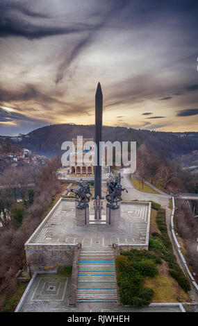 Vue aérienne du Monument de l'Assenevtci Kings à Veliko Tarnovo, Bulgarie, patrimoine national, les quatre rois bulgare Banque D'Images