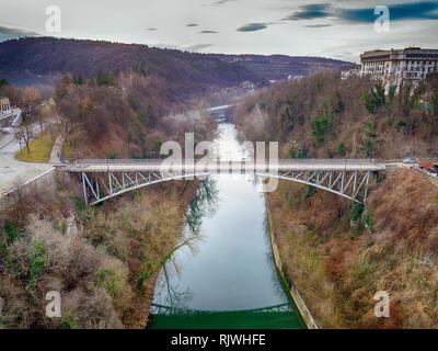 Vue aérienne de l'impressionnante vue de dessus de l'ancien pont de pierre sur la rivière Yarra Banque D'Images