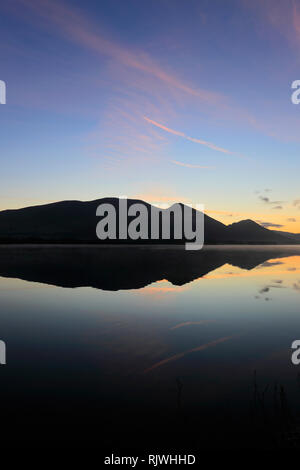 Le lever du soleil sur le lac Bassenthwaite, Keswick Ville, Parc National de Lake District, Cumbria, England, UK Banque D'Images