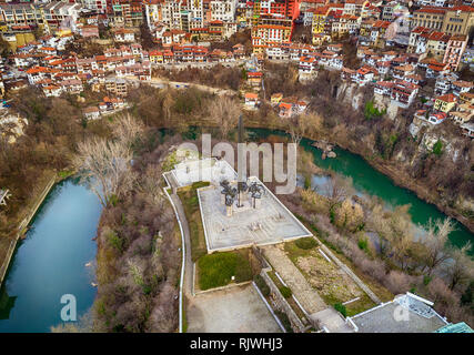 Vue aérienne du Monument de l'Assenevtci Kings à Veliko Tarnovo, Bulgarie, patrimoine national, les quatre rois bulgare Banque D'Images