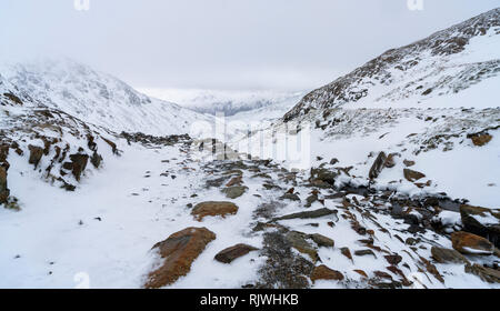 Vues le long de la piste de mineur vers le sommet de Y Wyddfa (Snowdon) sur un jour d'hiver, de neige. Banque D'Images