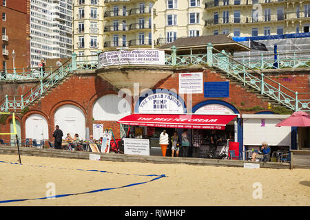 La salle des pompes sur la promenade de front de mer à Hove, Brighton, East Sussex, Angleterre Banque D'Images