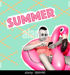 Texte de l'été, comme un magazine, découpe et un young caucasian man wearing Swim Trunks reposant sur un anneau de bain en forme de flamant rose, motif sur fond vert. Banque D'Images