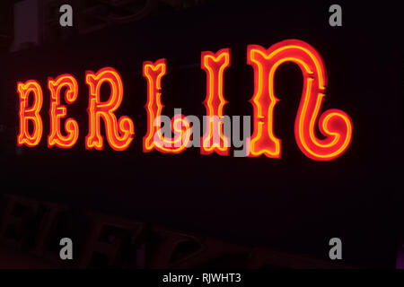 L'enseigne au néon de Berlin en paysage Banque D'Images