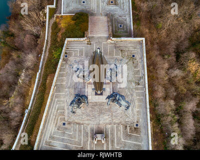 Vue aérienne du Monument de l'Assenevtci Kings à Veliko Tarnovo, Bulgarie, patrimoine national, les quatre rois bulgare Banque D'Images