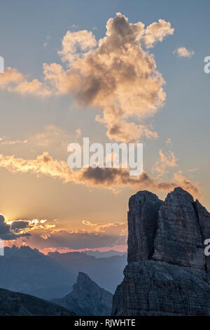 Coucher de soleil derrière Averau (2649m) dans les Dolomites, au nord de l'Italie, vu depuis le Rifugio Nuvolau sur l'Alta Via 1 Sentier de grande Banque D'Images