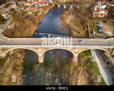 Vue aérienne de l'impressionnante vue de dessus de l'ancien pont de pierre sur la rivière Yarra - Image Banque D'Images