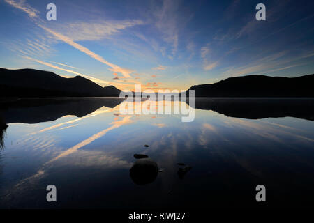 Le lever du soleil sur le lac Bassenthwaite, Keswick Ville, Parc National de Lake District, Cumbria, England, UK Banque D'Images