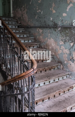 Escalier en bois dans un immeuble Banque D'Images