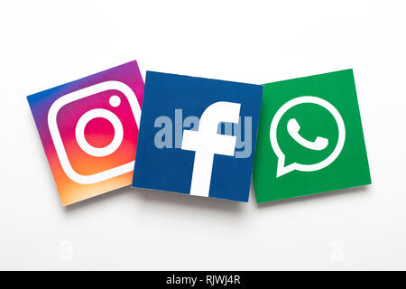 Londres, UK - 8 février 2019 : Facebook, Instagram et Whatsapp logos imprimés sur papier. Banque D'Images