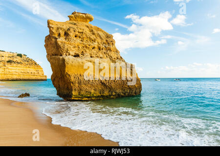 La mer de grès pile dans la lumière du soleil, Praia da Marinha, Algarve, Portugal, Europe Banque D'Images