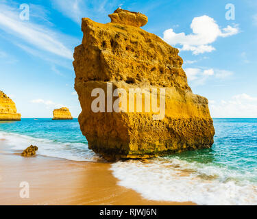 La mer de grès pile dans la lumière du soleil, Praia da Marinha, Algarve, Portugal, Europe Banque D'Images