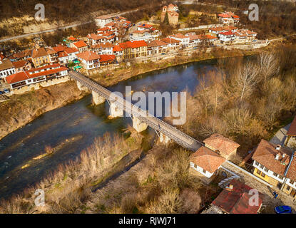 Vue aérienne de l'impressionnante vue de dessus de l'ancien pont de pierre sur la rivière Yarra - Image Banque D'Images