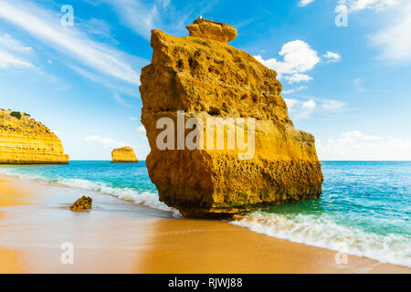 La mer de grès pile dans la lumière du soleil, Praia da Marinha, Algarve, Portugal, Europe Banque D'Images