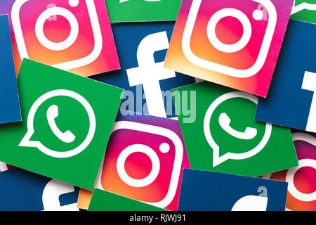 Londres, UK - 8 février 2019 : Facebook, Instagram et Whatsapp logos imprimés sur papier. Banque D'Images