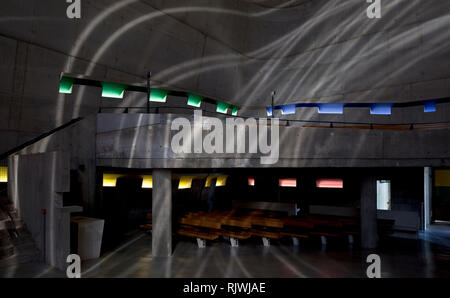 Firminy, église St Pierre, Le Corbusier Posthum, 1970 bis 2006 mit, Unterbrechungen Innenraum nach Südwesten mit Empore Banque D'Images