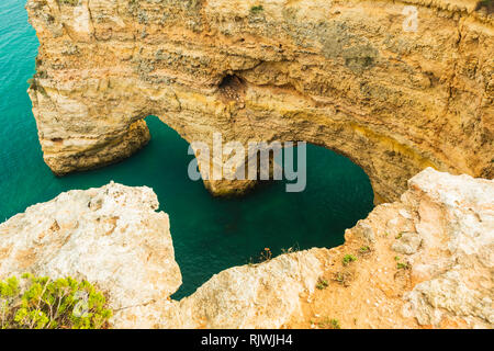 Arches naturelles sous les falaises accidentées, Praia da Marinha, Algarve, Portugal, Europe Banque D'Images