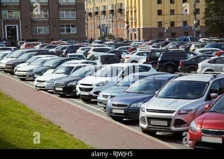 Parking dans le centre-ville. beaucoup de voitures sur une zone Banque D'Images