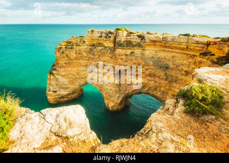 Arches naturelles sous les falaises accidentées, Praia da Marinha, Algarve, Portugal, Europe Banque D'Images