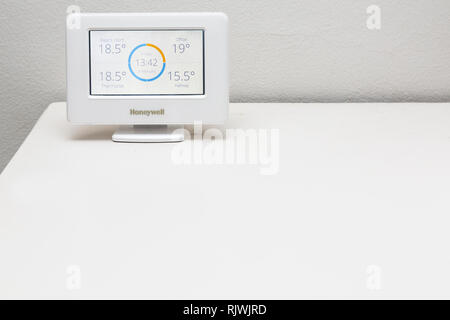 Un thermostat sans fil montrant les températures dans différentes pièces d'une maison. Banque D'Images