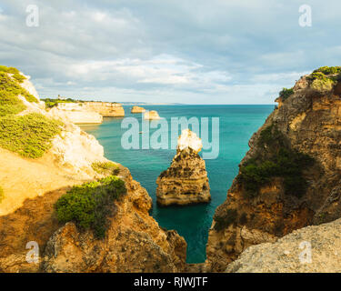 Vue de haut niveau de falaises accidentées et les piles de la mer, Praia da Marinha, Algarve, Portugal, Europe Banque D'Images