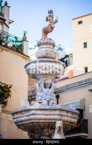 TAORMINA, ITALIE - 16 octobre 2014 : Fontaine sur la Piazza del Duomo à Taormina ville en Sicile. Fontaine baroque avec deux centaures et buste d'un ange Banque D'Images