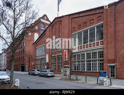 Berlin, Friedrichshain. Châssis en acier historique wagon train hangar de maintenance & hall de Warschauer Strasse U-Bahn railway station. Façade décorative Banque D'Images