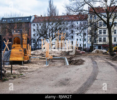 Friedrichshain, Berlin,la Rudolfplatz. Nouvelle Aire de jeux pour enfants et aire de jeux pour enfants en construction Banque D'Images