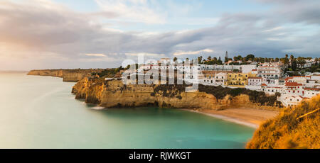 Vue panoramique sur les falaises et village, Carvoeiro, Algarve, Portugal, Europe Banque D'Images