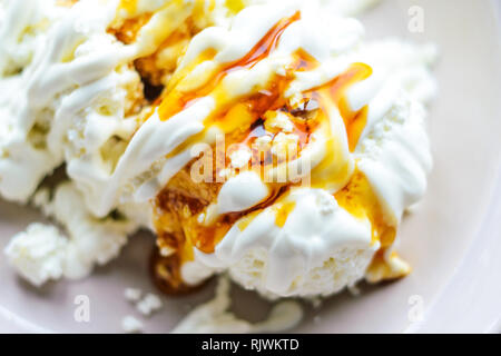 Le fromage cottage blanc avec le caramel. Dessert avec du fromage blanc, de crème et de caramel Banque D'Images