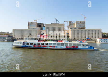 Moscou, Russie - 21 septembre 2014 : ferry touristique sur la rivière de Moscou. Vue sur les bâtiments modernes de la ville de la rivière. Banque D'Images