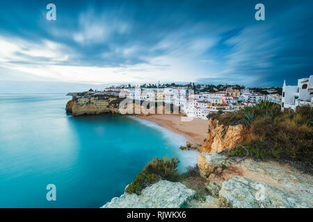 Village de Carvoeiro et mer calme, vue de haut niveau, Algarve, Portugal, Europe Banque D'Images