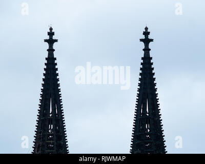 Coup du gothique minimaliste de la cathédrale de Cologne en Allemagne avec l'échafaudage contre ciel nuageux Banque D'Images