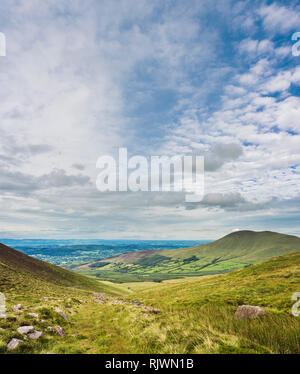 Vue vers le Glen of Aherlow du Galty Mountains (Montagnes Galtee), comté de Tipperary, Irlande Banque D'Images