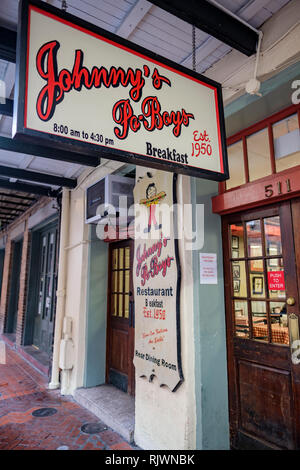 Johnny's Po-Boys restaurant pancarte de trottoir, street sign, New Orleans French Quarter, Saint Louis St., New Orleans, LA, USA. Banque D'Images