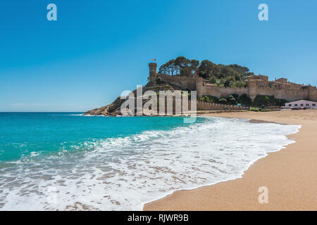 Plage de Tossa de Mar et de la forteresse dans un beau jour d'été, Costa Brava, Catalogne, Espagne Banque D'Images