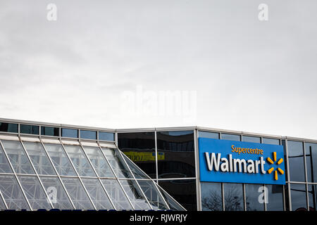 Montréal, Canada - le 9 novembre 2018 : le logo de Walmart en face de l'un de leur supermarché (Supercenter) à Montréal, Québec. Walmart est un des bigges Banque D'Images