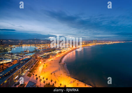 Vue aérienne de la plage de Barcelone en une nuit d'été le long de mer à Barcelone, Espagne. La mer Méditerranée en Espagne. Banque D'Images