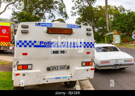 Nouvelle Galles du Sud et de camions d'incendie et de sauvetage , voiture de police de s'occuper d'un arbre tombé sur les plages du nord de Sydney, Australie Banque D'Images