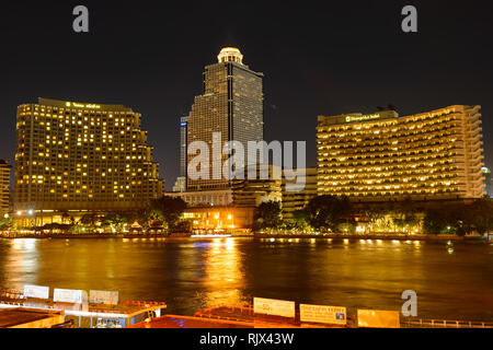 BANGKOK, THAÏLANDE - 20 juin 2015 : Lebua at State Tower at night. C'est un hôtel de luxe occupant les 21 à 25 étages de la tour de l'État en Banque D'Images